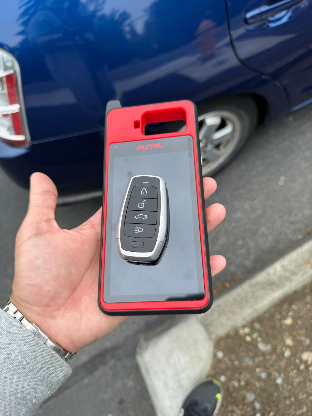 Programming a new smart key fob with professional diagnostic equipment